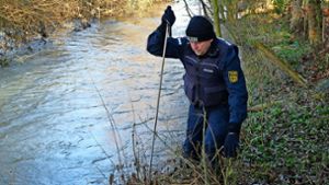 Suche in Flussnähe: Ein Polizist sucht am Montag nach der vermissten Zweijährigen. Foto: Karl-Otto Gauggel