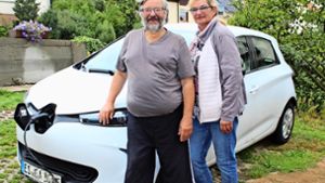 Das Ehepaar Alber aus Plattenhardt hat sich ein E-Auto zugelegt –  und kämpft bisweilen mit den Widrigkeiten. Foto: Caroline Holowiecki