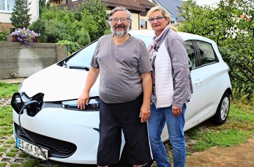 Das Ehepaar Alber aus Plattenhardt hat sich ein E-Auto zugelegt –  und kämpft bisweilen mit den Widrigkeiten. Foto: Caroline Holowiecki