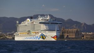 Das Kreuzfahrtschiff „Aida Perla“ fährt aus dem Hafen von Palma de Mallorca. Foto: dpa/Aida Cruises