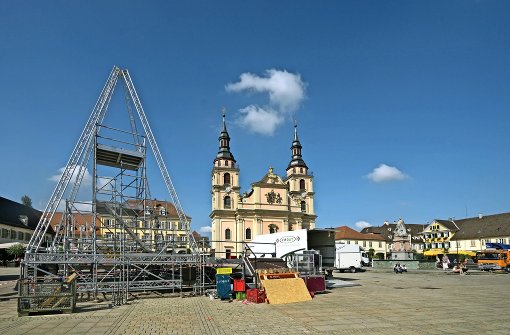 Der Marktplatz verwandelt sich für das große Barockspektakel in eine riesige Bühne – hier findet von Freitag an wieder die Venezianische Messe statt. Foto: factum/Weise