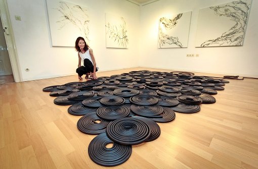 Ulli Heyds Spezialität sind Kunstwerke aus Carbonfasern. Sie arbeitet gerne mit Schwarz-Weiß-Kontrasten. Foto: factum/Granville