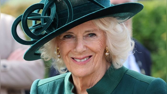 Königin Camilla ehrt die Queen mit einer Brosche