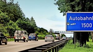 Ein Autobahnschild an der Autobahn acht bei Augsburg Foto: Horst Rudel