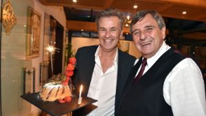 Vom Gastgeber und Restaurantbesitzer Peter Pongratz (rechts) gibt es einen Geburtstagskuchen für Schauspieler Timothy Peach. Foto: Getty Images Europe