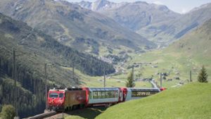 Ein Zug fährt durch die Schweiz. Der Zugverkehr von Deutschland nach Italien wurde eingestellt.  (Symbolbild) Foto: dpa/Urs Flueeler
