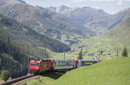 Ein Zug fährt durch die Schweiz. Der Zugverkehr von Deutschland nach Italien wurde eingestellt.  (Symbolbild) Foto: dpa/Urs Flueeler