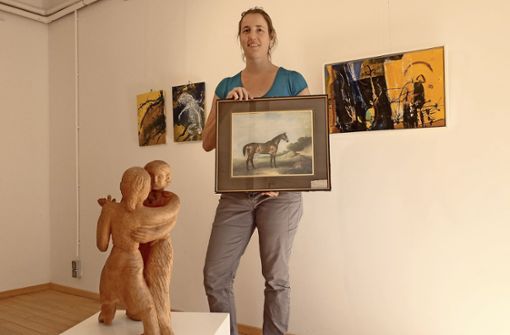 KKT-Geschäftsführerin Kathrin Wegehaupt zeigt  einige der Kunstwerke für die Benefiz-Auktion. Foto: Iris Frey