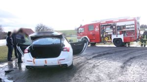 Dank des schnellen Einsatzes der Feuerwehr brannte das Auto nicht völlig aus. Foto: 7aktuell.de/Kevin Lermer