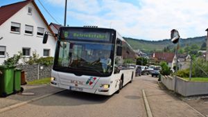 Testfahrt durch die Tiroler Straße – viele Lokalpolitiker hoffen, dass dauerhaft eine Buslinie von Obertürkheim nach Rüdern führt. Foto: Sebastian Steegmüller