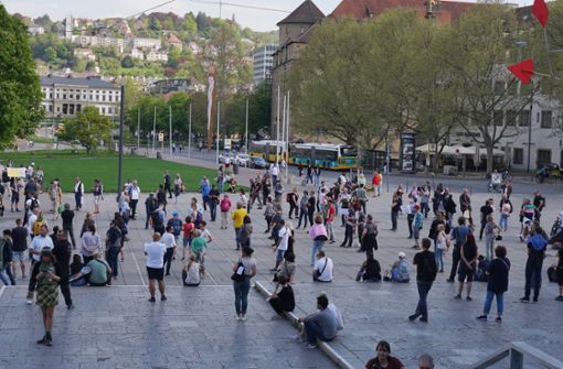 Mehrere Dutzend Menschen haben sich am Samstagmittag zu einer Kundgebung auf dem Schlossplatz versammelt. Foto: Andreas Rosar Fotoagentur-Stuttg