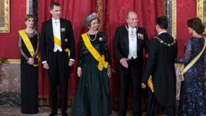 Spaniens König Juan Carlos (dritter von rechts, mit seiner Frau Sophia (dritte von links), Kronprinz Felipe (zweiter von links) und seiner Frau Letizia (links)) begrüßt den mexikanischen Präsidenten Enrique Pena Nieto (zweiter von rechts) und dessen Frau Angelica Rivero. Foto: Getty Images Europe