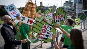Am 17. September  wird in Stuttgart gegen TTIP und CETA demonstriert. Das Bild stammt von einer ersten Vorortaktion. Foto: Lichtgut/Achim Zweygarth