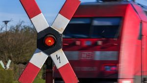 An Bahnübergängen kommt es immer wieder zu schrecklichen Unfällen. (Symbolbild) Foto: dpa-Zentralbild