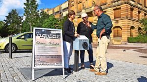 Die stellvertretende Leiterin des Stadtpalais, Edith Neumann, die Journalistin Waltraud Leucht und der Künstler Juergen Czwienk, haben im Juli den Stolperstein präsentiert. Foto:  