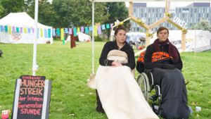 Henning Jeschke und  Lea Bonasera haben bekannt gegeben, dass sie nun auch in einen trockenen Hungerstreik treten. Foto: dpa/Jörg Carstensen