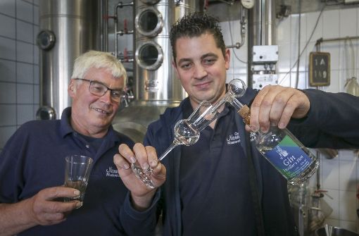 Vater und Sohn Nonnenmacher in ihrer Brennerei in Gärtringen: Distiller’s First heißt ihr Gin, der rund 30 Euro die Flasche kostet. Foto: factum/Granville