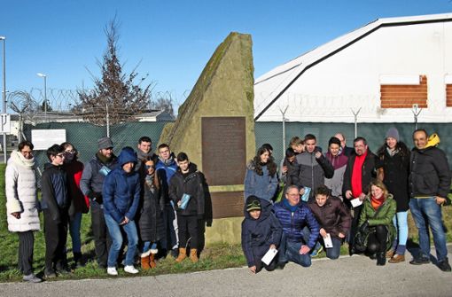 Die israelische Delegation steht am Gedenkstein für die Opfer im KZ-Außenlager Natzweiler. Foto: Götz Schultheiss