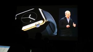 Auf einer Leinwand im Apple-Store Berlin wird die Präsentation von Tim Cook übertragen: Der Apple-Chef präsentierte in San Francisco auch die mindestens 11 000 Euro teure Apple Watch Edition aus 18 Karat Gold Foto: dpa