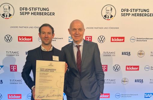 Kickers-Geschäftsführer Matthias Becher (li., neben  DFB-Präsident Bernd Neuendorf) nimmt die Auszeichnung entgegen. Foto: red/pr