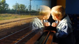 Bahnfahren übt auf viele Kinder eine besondere Faszination aus (Featurebild). Foto: Shutterstock