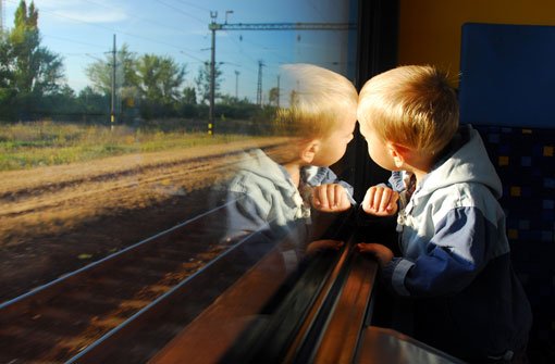 Bahnfahren übt auf viele Kinder eine besondere Faszination aus (Featurebild). Foto: Shutterstock