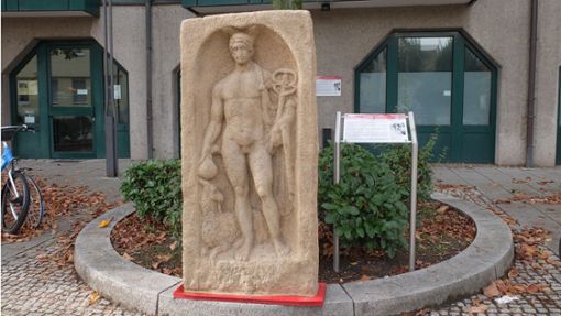 Der Götterbote Merkur ist in der Brückenstraße aufgestellt. Er verweist auf ein römisches Heiligtum. Foto: Iris Frey