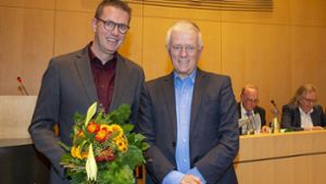 Marco-Oliver Luz (links) hat gut lachen: Der Gemeinderat wählte ihn – und OB Kuhn beschenkte ihn mit einem Blumenstrauß. Foto: Leif Piechowski/Leif Piechowski