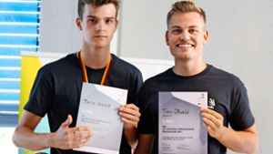 Daniel Schmid (links) und Timo Oßwald  waren bereits bei der Deutschen Mechatronik-Meisterschaft erfolgreich. Foto: Festo