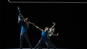 Graue Hosen, ausdrucksstarke Gesten: Das Ballett Zürich tanzt Christian Spucks  Uraufführung  „Lontano“. Foto: Ballett Zürich/Gregory Batardon