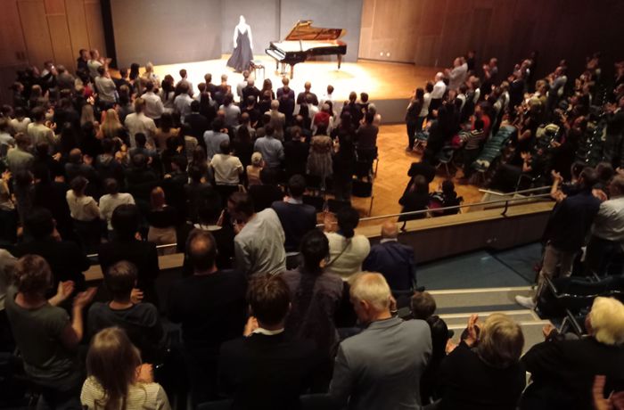 Annique Göttler in  Stuttgart: Pianistin begeistert in der Liederhalle