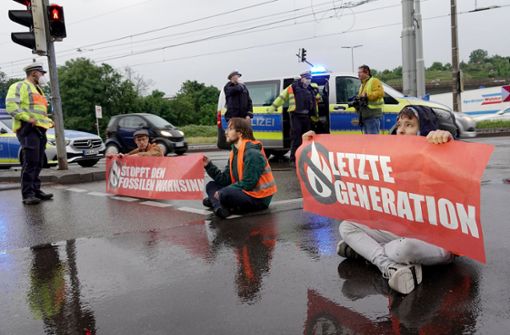 Die Klimaaktivisten blockieren regelmäßig Straßen. Foto: dpa/Christian Johner