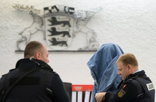 Die Staatsanwaltschaft hat den Mordvorwurf gegen den 48-jährigen Angeklagten im Koffermord-Prozess in Stuttgart fallen gelassen. Dennoch müsse der gelernte Maurer wegen zweifachen Totschlags lebenslang in Haft, fordert die Anklage. Foto: dpa