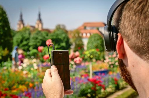 Mit Handy und Kopfhörern gibt es im Blühenden Barock seit kurzem sehr viel mehr zu entdecken. Foto: factum/Simon Granville