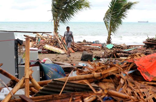 Ein Indonesier an der zerstörten Küste im Ort Carita auf der Insel Java Foto: AP