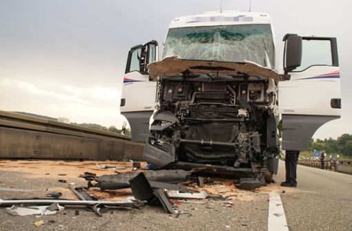 Nach einem Unfall mit mehreren Lastwagen und einem PKW ist die A8 Richtung Karlsruhe gesperrt. Foto: SDMG