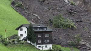 In Schweizer Medien veröffentlichte Foto- und Videoaufnahmen zeigen, wie Erd- und Geröllmassen Bäume entwurzeln und Gebäude beschädigen. Das komplette Ausmaß der Schäden ist noch nicht bekannt. Foto: Ennio Leanza/Keystone/dpa