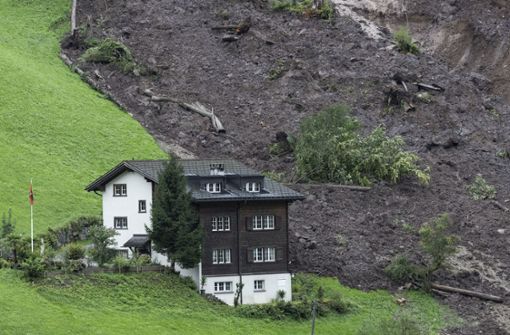 In Schweizer Medien veröffentlichte Foto- und Videoaufnahmen zeigen, wie Erd- und Geröllmassen Bäume entwurzeln und Gebäude beschädigen. Das komplette Ausmaß der Schäden ist noch nicht bekannt. Foto: Ennio Leanza/Keystone/dpa
