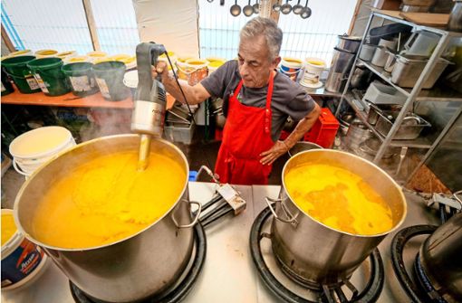 Die Suppe im Topf dampft, der Handmixer arbeitet auf Hochtouren, aber Humberto Salazar hat die Ruhe weg. Foto: Simon Granville