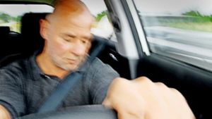 Ein Fahrer nickt  für einen kurzen Augenblick ein. Der  Sekundenschlaf kann für ihn und andere Verkehrsteilnehmer tödliche Folgen haben. Foto: epd