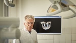Prof. Dieter Weingart operiert bei Kieferfehlstellungen Foto: Heiss/Lichtgut