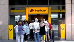 Schlange vor Postbank-Filiale – viele Kunden sind verärgert. Foto: IMAGO/Kirchner-Media/IMAGO/Kirchner-Media