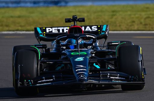 Der neue Mercedes-Bolide für die Formel-1-Saison auf einer ersten Testfahrt auf der Rennstrecke. Foto: Mercedes-Benz AG