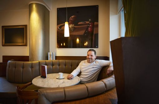 Ein seltener Moment der Muse: Jürgen Stolz macht mal  Pause und trinkt einen Kaffee in seinem Café. Foto: Gottfried Stoppel