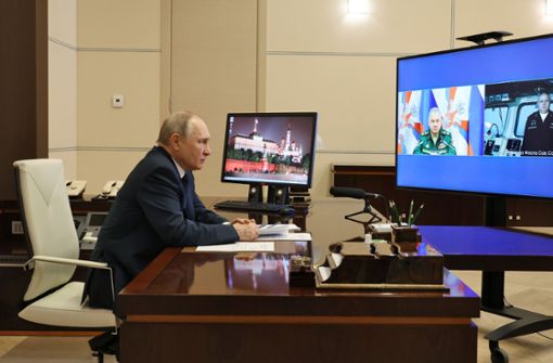 Großes Aufsehen: Russlands Präsident Wladimir Putin erklärt am 4. Januar 2023 den Hyperschall-Marschflugkörper Zirkon für in Dienst gestellt. Foto: dpa/Mikhail Klimentyev
