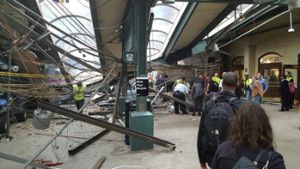 Bei dem Unglück ist offenbar mindestens ein Mensch getötet und über hundert verletzt worden. Der Zug soll ungebremst in den Bahnhof von Hoboken im Bundesstaat New Jersey gerast sein. Foto: AP