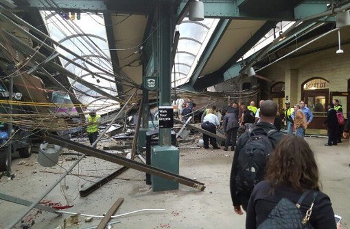 Bei dem Unglück ist offenbar mindestens ein Mensch getötet und über hundert verletzt worden. Der Zug soll ungebremst in den Bahnhof von Hoboken im Bundesstaat New Jersey gerast sein. Foto: AP