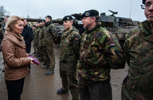 Verteidigungsministerin Ursula von der Leyen besucht Panzersoldaten in Munster. Foto: dpa
