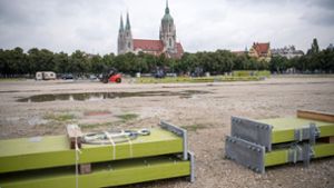 Seit Montag werden in München die Bierzelte fürs Oktoberfest aufgebaut. Foto: dpa