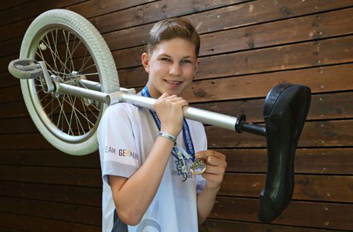 Florian Brecht von den Einradwieseln des TSV Miedelsbach mit der Goldmedaille und seinem 600 Euro teuren Sportgefährt Foto: Eva Herschmann